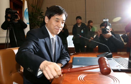 이주열 한국은행 총재가 16일 오전 서울 중구 남대문로 한국은행 본관에서 열린 금융통화위원회에 참석해 의사봉을 두드리고 있다.     유동일기자 edddieyou@